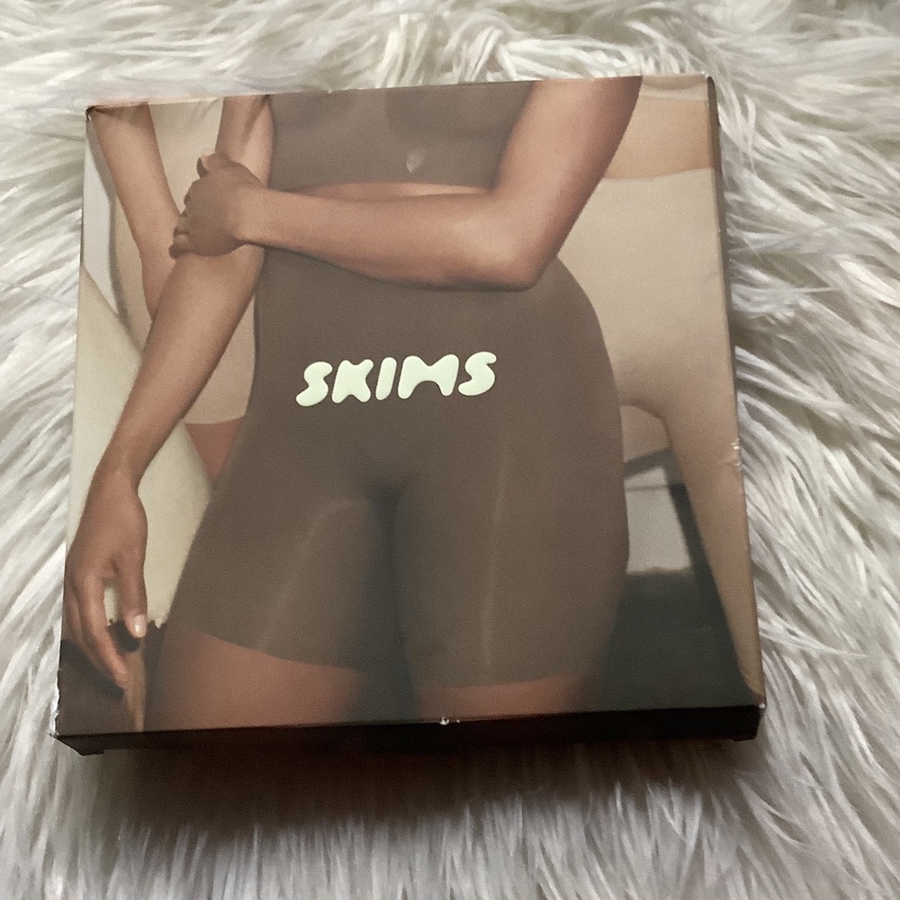 Skims Nwt short mid thigh with open gusset - Picture 5 of 8